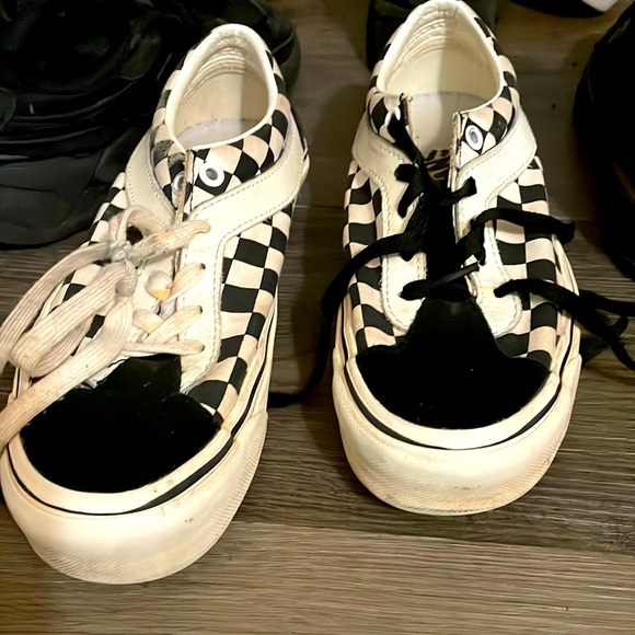 The lace is kind of dirty but I’ll fix it - Picture 1 of 2